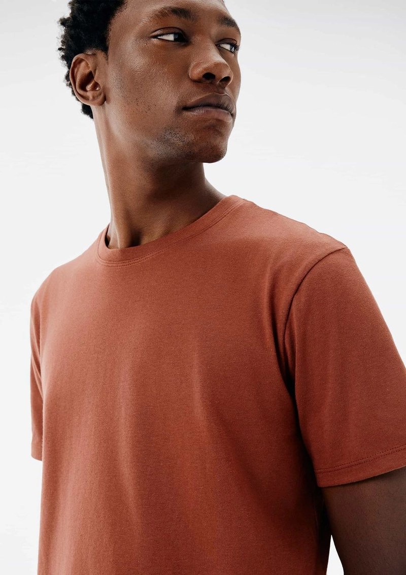 camiseta básica unissex manga curta regular world - marsala
