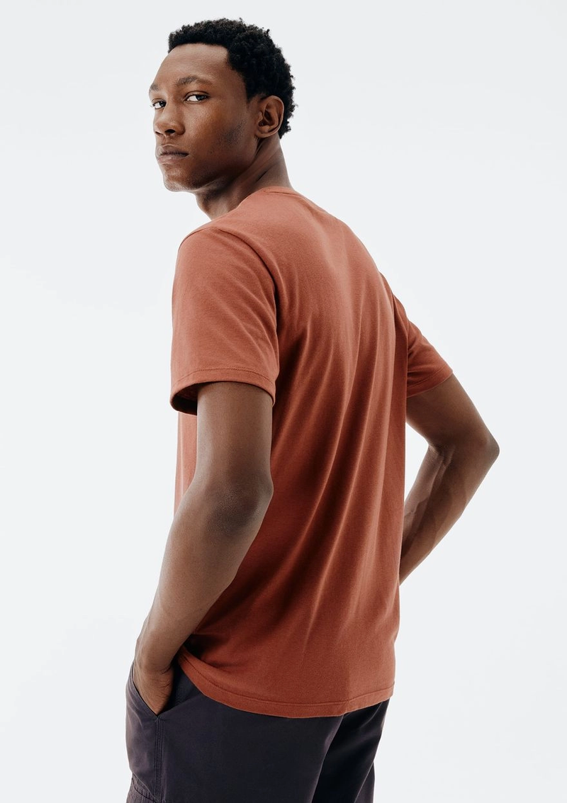 camiseta básica unissex manga curta regular world - marsala
